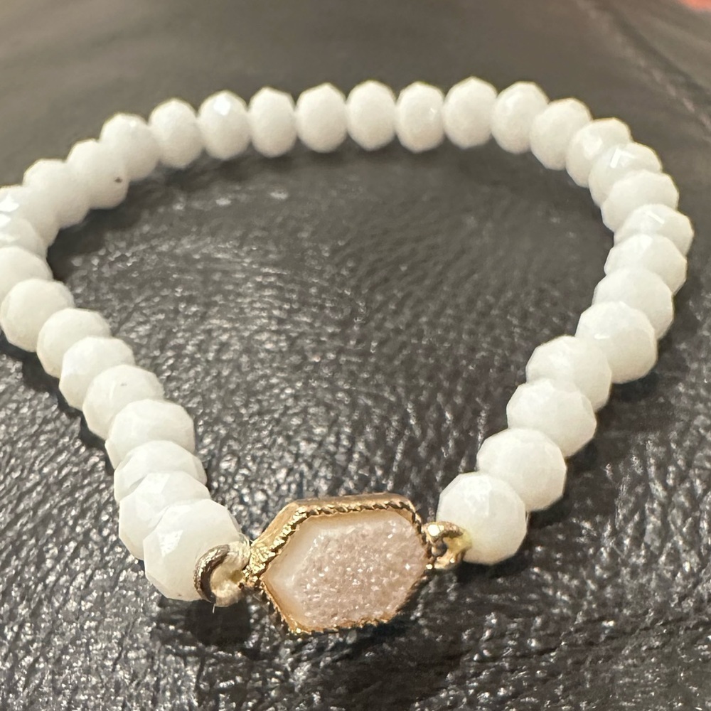 Chic White and Gold Beaded Bracelet